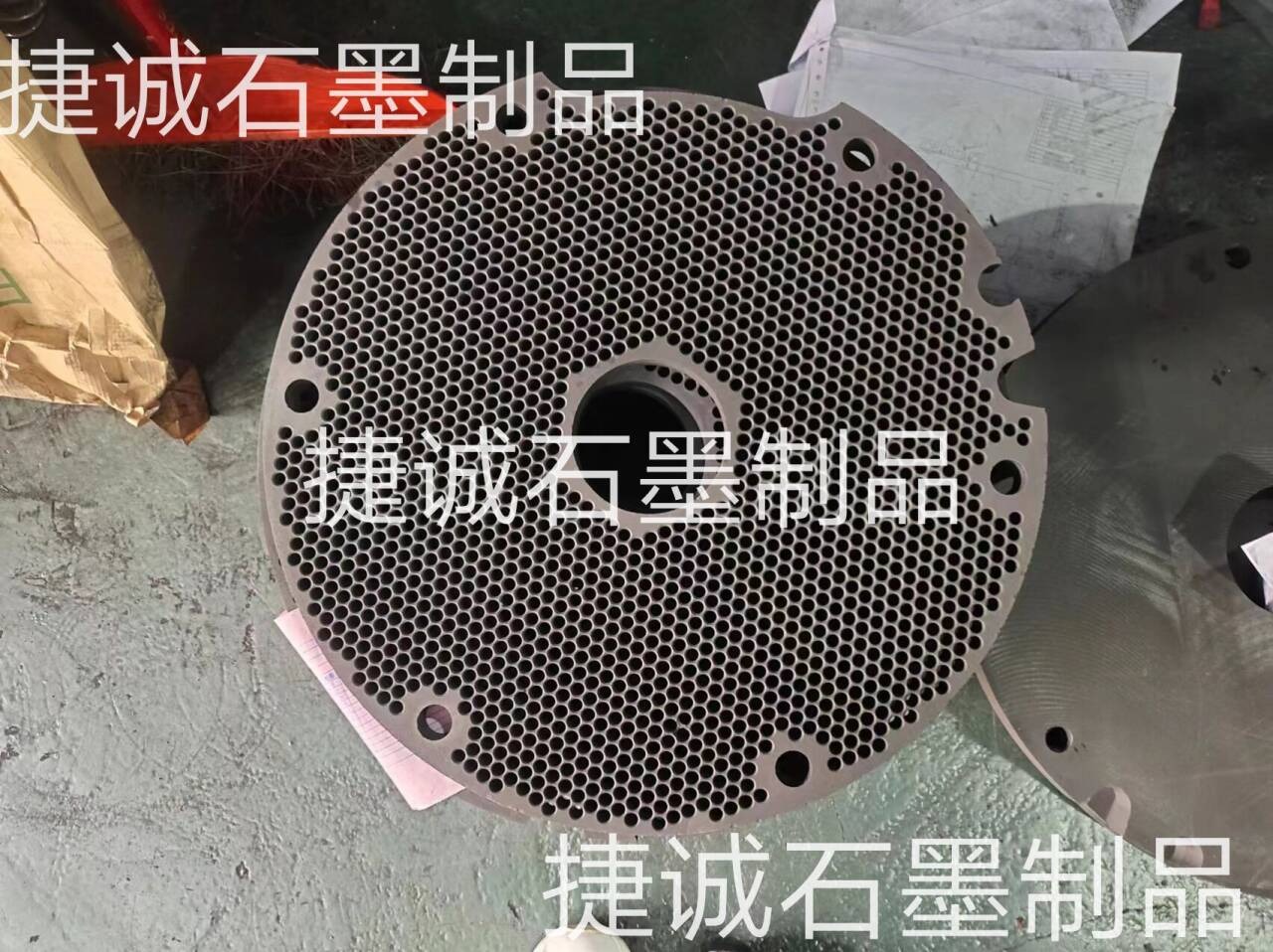 石墨盤，石墨燒結(jié)盤，石墨盤加工，銅管燒結(jié)石墨盤，導(dǎo)熱燒結(jié)石墨盤，鐘罩爐石墨盤，推板爐石墨盤，石墨盤生產(chǎn)廠家